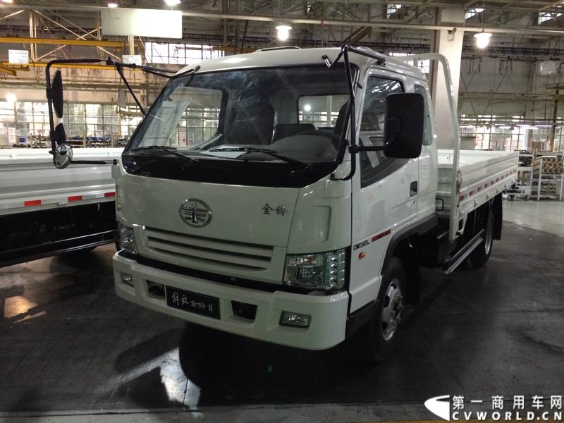 2014年1月12日，云南曲靖，一汽通用汽车第三代解放轻卡主力产品解放S230“公狮”在一汽通用汽车红塔生产基地正式量产下线。该轻卡新品定位中高端，搭载一汽大柴4DC和云内、锡柴等发动机，将与解放F330“速豹”高档轻卡形成高端、中高端搭配，进取城市及城郊物流市场。图为解放金铃II。