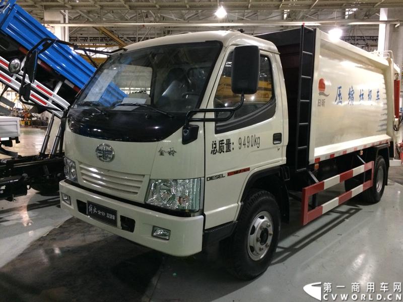 2014年1月12日，云南曲靖，一汽通用汽车第三代解放轻卡主力产品解放S230“公狮”在一汽通用汽车红塔生产基地正式量产下线。该轻卡新品定位中高端，搭载一汽大柴4DC和云内、锡柴等发动机，将与解放F330“速豹”高档轻卡形成高端、中高端搭配，进取城市及城郊物流市场。图为解放金铃垃圾车。