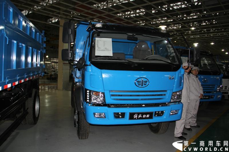 2014年1月12日，云南曲靖，一汽通用汽车第三代解放轻卡主力产品解放S230“公狮”在一汽通用汽车红塔生产基地正式量产下线。该轻卡新品定位中高端，搭载一汽大柴4DC和云内、锡柴等发动机，将与解放F330“速豹”高档轻卡形成高端、中高端搭配，进取城市及城郊物流市场。图为解放小自卸。