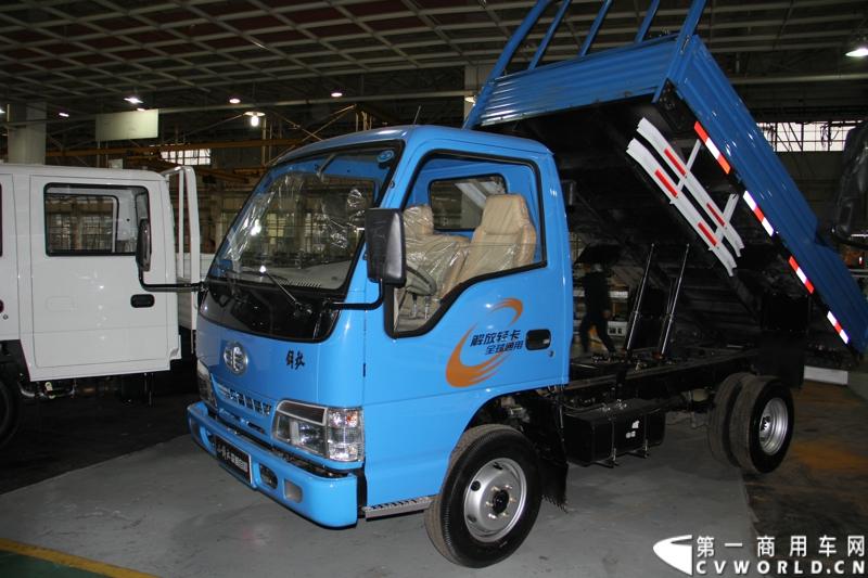 2014年1月12日，云南曲靖，一汽通用汽车第三代解放轻卡主力产品解放S230“公狮”在一汽通用汽车红塔生产基地正式量产下线。该轻卡新品定位中高端，搭载一汽大柴4DC和云内、锡柴等发动机，将与解放F330“速豹”高档轻卡形成高端、中高端搭配，进取城市及城郊物流市场。图为解放小自卸。