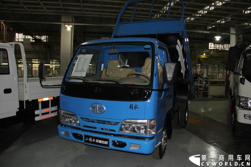 2014年1月12日，云南曲靖，一汽通用汽车第三代解放轻卡主力产品解放S230“公狮”在一汽通用汽车红塔生产基地正式量产下线。该轻卡新品定位中高端，搭载一汽大柴4DC和云内、锡柴等发动机，将与解放F330“速豹”高档轻卡形成高端、中高端搭配，进取城市及城郊物流市场。图为解放小自卸。