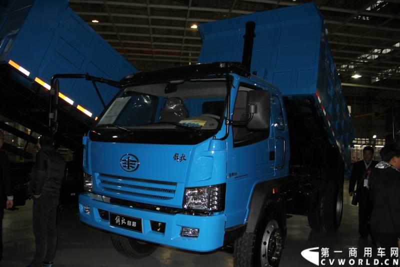 2014年1月12日，云南曲靖，一汽通用汽车第三代解放轻卡主力产品解放S230“公狮”在一汽通用汽车红塔生产基地正式量产下线。该轻卡新品定位中高端，搭载一汽大柴4DC和云内、锡柴等发动机，将与解放F330“速豹”高档轻卡形成高端、中高端搭配，进取城市及城郊物流市场。图为解放小自卸。