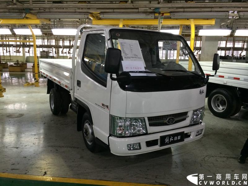 2014年1月12日，云南曲靖，一汽通用汽车第三代解放轻卡主力产品解放S230“公狮”在一汽通用汽车红塔生产基地正式量产下线。该轻卡新品定位中高端，搭载一汽大柴4DC和云内、锡柴等发动机，将与解放F330“速豹”高档轻卡形成高端、中高端搭配，进取城市及城郊物流市场。图为解放自卸。