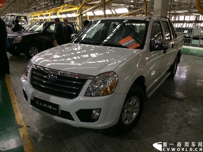 2014年1月12日，云南曲靖，一汽通用汽车第三代解放轻卡主力产品解放S230“公狮”在一汽通用汽车红塔生产基地正式量产下线。该轻卡新品定位中高端，搭载一汽大柴4DC和云内、锡柴等发动机，将与解放F330“速豹”高档轻卡形成高端、中高端搭配，进取城市及城郊物流市场。图为坤程皮卡。