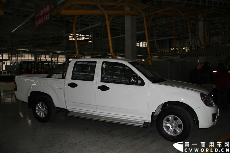 2014年1月12日，云南曲靖，一汽通用汽车第三代解放轻卡主力产品解放S230“公狮”在一汽通用汽车红塔生产基地正式量产下线。该轻卡新品定位中高端，搭载一汽大柴4DC和云内、锡柴等发动机，将与解放F330“速豹”高档轻卡形成高端、中高端搭配，进取城市及城郊物流市场。图为坤程皮卡。