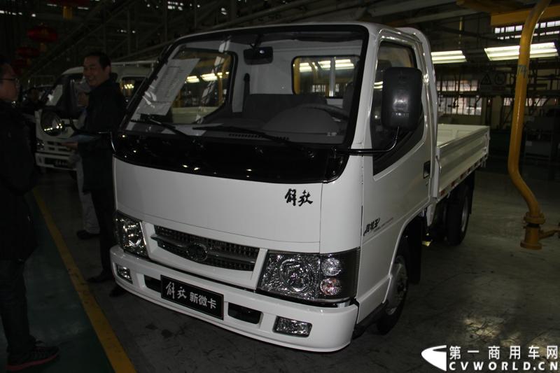 2014年1月12日，云南曲靖，一汽通用汽车第三代解放轻卡主力产品解放S230“公狮”在一汽通用汽车红塔生产基地正式量产下线。该轻卡新品定位中高端，搭载一汽大柴4DC和云内、锡柴等发动机，将与解放F330“速豹”高档轻卡形成高端、中高端搭配，进取城市及城郊物流市场。图为解放新微卡。