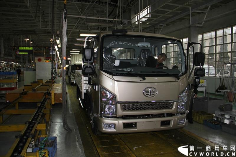 2014年1月12日，云南曲靖，一汽通用汽车第三代解放轻卡主力产品解放S230“公狮”在一汽通用汽车红塔生产基地正式量产下线。该轻卡新品定位中高端，搭载一汽大柴4DC和云内、锡柴等发动机，将与解放F330“速豹”高档轻卡形成高端、中高端搭配，进取城市及城郊物流市场。图为生产线上的S230公狮轻卡。