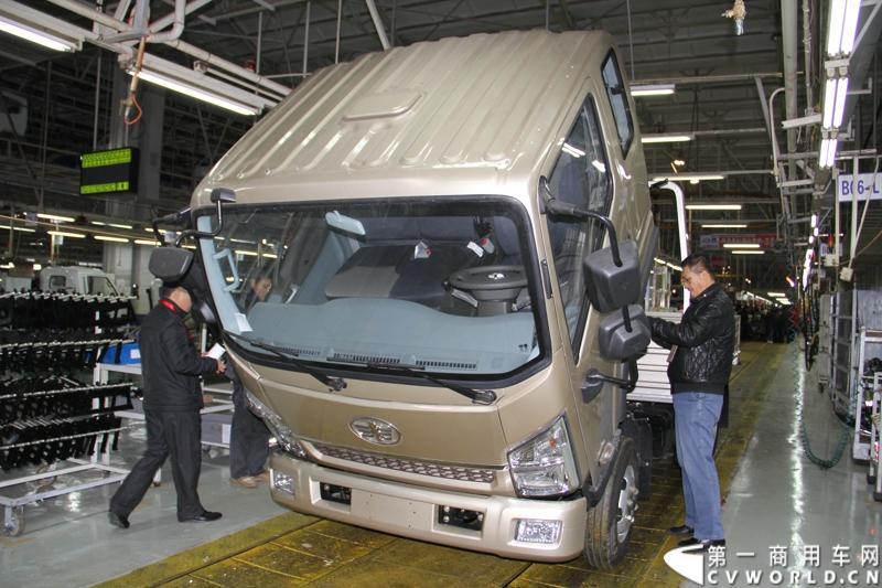 2014年1月12日，云南曲靖，一汽通用汽车第三代解放轻卡主力产品解放S230“公狮”在一汽通用汽车红塔生产基地正式量产下线。该轻卡新品定位中高端，搭载一汽大柴4DC和云内、锡柴等发动机，将与解放F330“速豹”高档轻卡形成高端、中高端搭配，进取城市及城郊物流市场。图为生产线上的S230公狮轻卡。