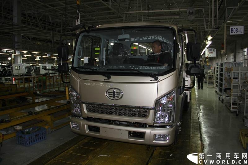 2014年1月12日，云南曲靖，一汽通用汽车第三代解放轻卡主力产品解放S230“公狮”在一汽通用汽车红塔生产基地正式量产下线。该轻卡新品定位中高端，搭载一汽大柴4DC和云内、锡柴等发动机，将与解放F330“速豹”高档轻卡形成高端、中高端搭配，进取城市及城郊物流市场。图为生产线上的S230公狮轻卡。