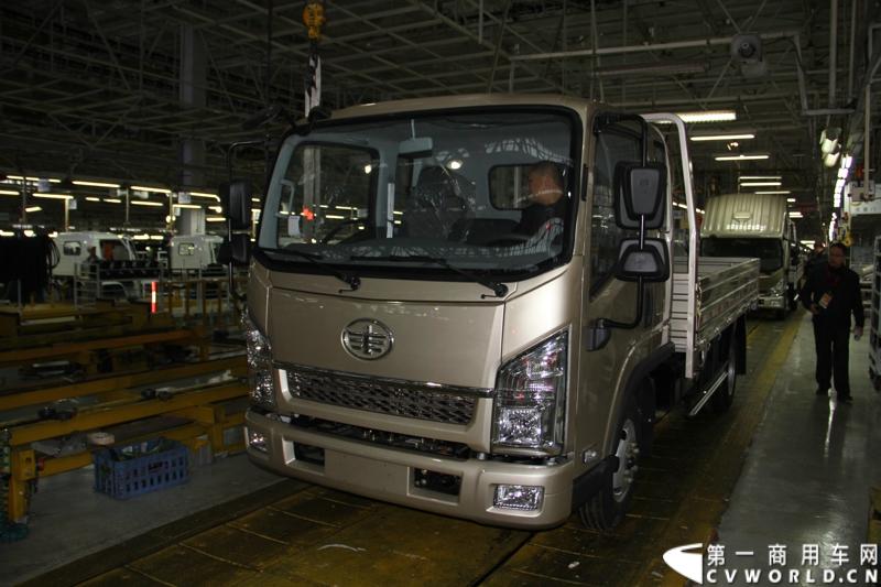 2014年1月12日，云南曲靖，一汽通用汽车第三代解放轻卡主力产品解放S230“公狮”在一汽通用汽车红塔生产基地正式量产下线。该轻卡新品定位中高端，搭载一汽大柴4DC和云内、锡柴等发动机，将与解放F330“速豹”高档轻卡形成高端、中高端搭配，进取城市及城郊物流市场。图为生产线上的S230公狮轻卡。