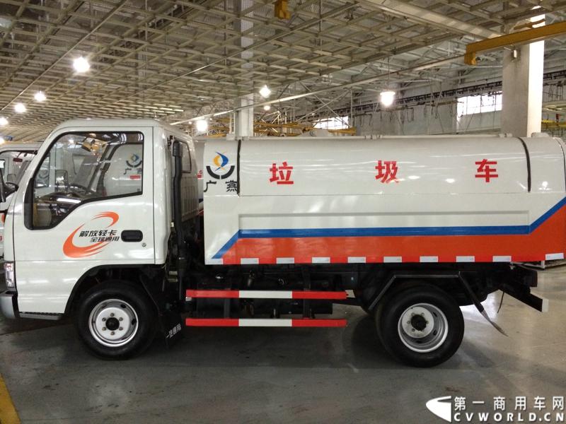 2014年1月12日，云南曲靖，一汽通用汽车第三代解放轻卡主力产品解放S230“公狮”在一汽通用汽车红塔生产基地正式量产下线。该轻卡新品定位中高端，搭载一汽大柴4DC和云内、锡柴等发动机，将与解放F330“速豹”高档轻卡形成高端、中高端搭配，进取城市及城郊物流市场。图为小解放垃圾车。