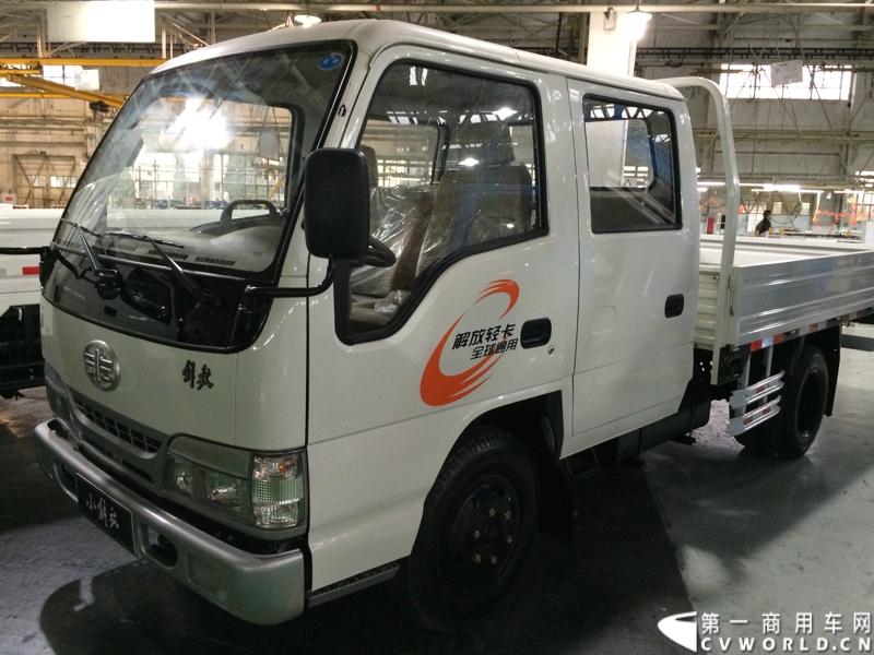 2014年1月12日，云南曲靖，一汽通用汽车第三代解放轻卡主力产品解放S230“公狮”在一汽通用汽车红塔生产基地正式量产下线。该轻卡新品定位中高端，搭载一汽大柴4DC和云内、锡柴等发动机，将与解放F330“速豹”高档轻卡形成高端、中高端搭配，进取城市及城郊物流市场。图为一汽红塔小解放轻卡。