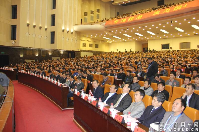 1月18日，玉柴在广西南宁举行2014年新产品发布会，发布了8款新产品，玉柴集团董事局主席晏平、玉柴股份总经理吴其伟，以及160多名来自全国各地的OEM厂家、主机配套厂家、玉柴船电经销商出席了发布会。图为商务大会现场。