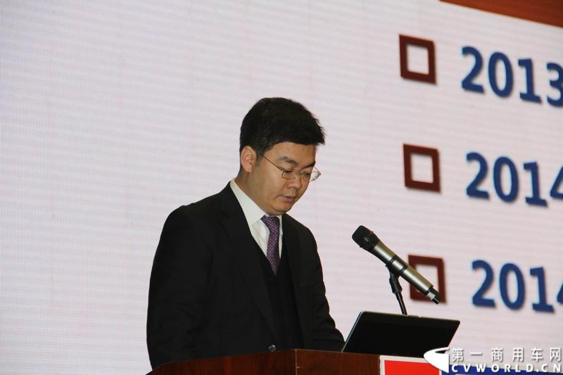 1月18日，玉柴在广西南宁举行2014年新产品发布会，发布了8款新产品，玉柴集团董事局主席晏平、玉柴股份总经理吴其伟，以及160多名来自全国各地的OEM厂家、主机配套厂家、玉柴船电经销商出席了发布会。图为玉柴股份副总经理王利民做市场营销工作报告 。