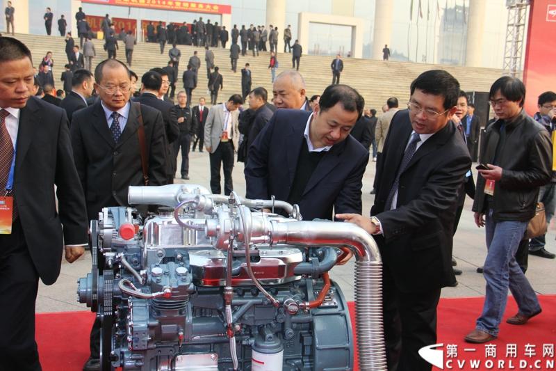 1月18日，玉柴在广西南宁举行2014年新产品发布会，发布了8款新产品，玉柴集团董事局主席晏平、玉柴股份总经理吴其伟，以及160多名来自全国各地的OEM厂家、主机配套厂家、玉柴船电经销商出席了发布会。图为玉柴股份总经理吴其伟向嘉宾介绍玉柴新品 。