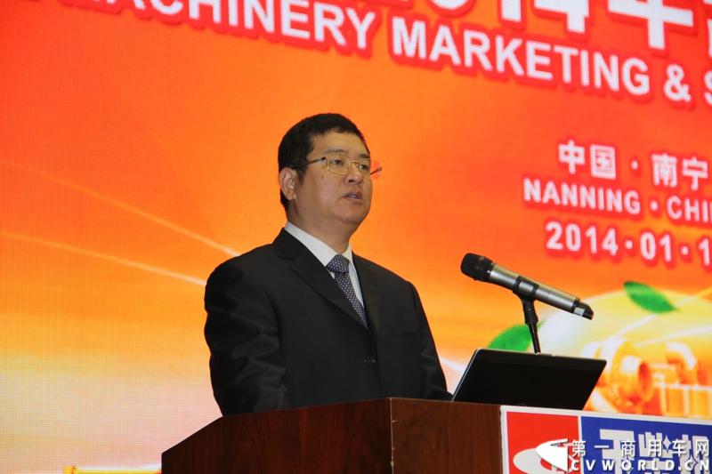1月18日，玉柴在广西南宁举行2014年新产品发布会，发布了8款新产品，玉柴集团董事局主席晏平、玉柴股份总经理吴其伟，以及160多名来自全国各地的OEM厂家、主机配套厂家、玉柴船电经销商出席了发布会。图为玉柴股份总经理吴其伟致辞。