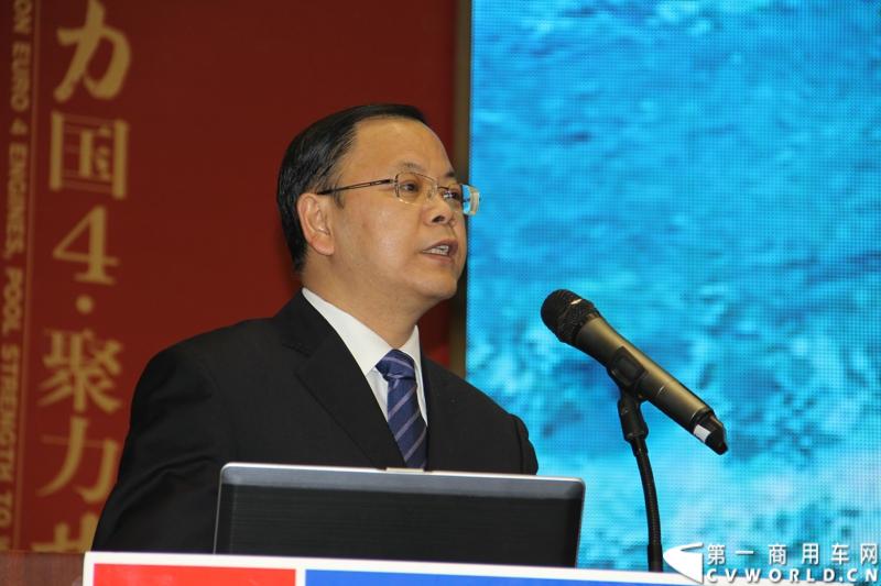 1月18日，玉柴在广西南宁举行2014年新产品发布会，发布了8款新产品，玉柴集团董事局主席晏平、玉柴股份总经理吴其伟，以及160多名来自全国各地的OEM厂家、主机配套厂家、玉柴船电经销商出席了发布会。图为玉柴股份副总经理钟玉伟做五年战略规划报告 。