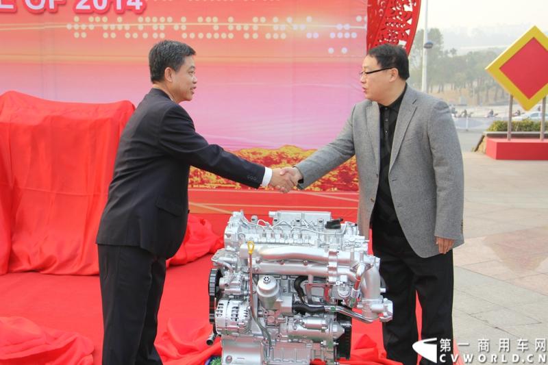 1月18日，玉柴在广西南宁举行2014年新产品发布会，发布了8款新产品，玉柴集团董事局主席晏平、玉柴股份总经理吴其伟，以及160多名来自全国各地的OEM厂家、主机配套厂家、玉柴船电经销商出席了发布会。图为玉柴YC4D20-50国五柴油发动机新品发布。