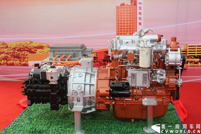 1月18日，玉柴在广西南宁举行2014年新产品发布会，发布了8款新产品，玉柴集团董事局主席晏平、玉柴股份总经理吴其伟，以及160多名来自全国各地的OEM厂家、主机配套厂家、玉柴船电经销商出席了发布会。图为玉柴YC4G180-40插电式混合动力系统总成发布。