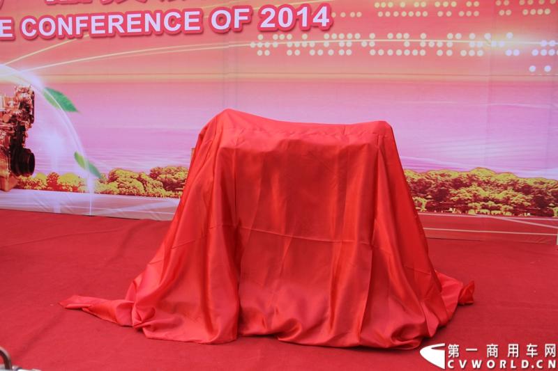 1月18日，玉柴在广西南宁举行2014年新产品发布会，发布了8款新产品，玉柴集团董事局主席晏平、玉柴股份总经理吴其伟，以及160多名来自全国各地的OEM厂家、主机配套厂家、玉柴船电经销商出席了发布会。图为玉柴YC6MK400-40系列柴油发动机新品发布 。