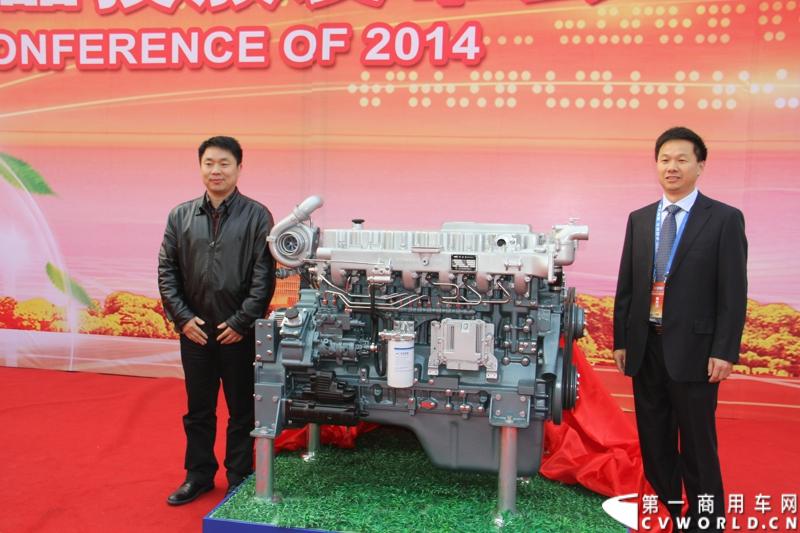 1月18日，玉柴在广西南宁举行2014年新产品发布会，发布了8款新产品，玉柴集团董事局主席晏平、玉柴股份总经理吴其伟，以及160多名来自全国各地的OEM厂家、主机配套厂家、玉柴船电经销商出席了发布会。图为玉柴YC6MK400-40系列柴油发动机新品发布 。