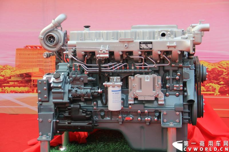 1月18日，玉柴在广西南宁举行2014年新产品发布会，发布了8款新产品，玉柴集团董事局主席晏平、玉柴股份总经理吴其伟，以及160多名来自全国各地的OEM厂家、主机配套厂家、玉柴船电经销商出席了发布会。图为玉柴YC6MK400-40系列柴油发动机新品发布 。