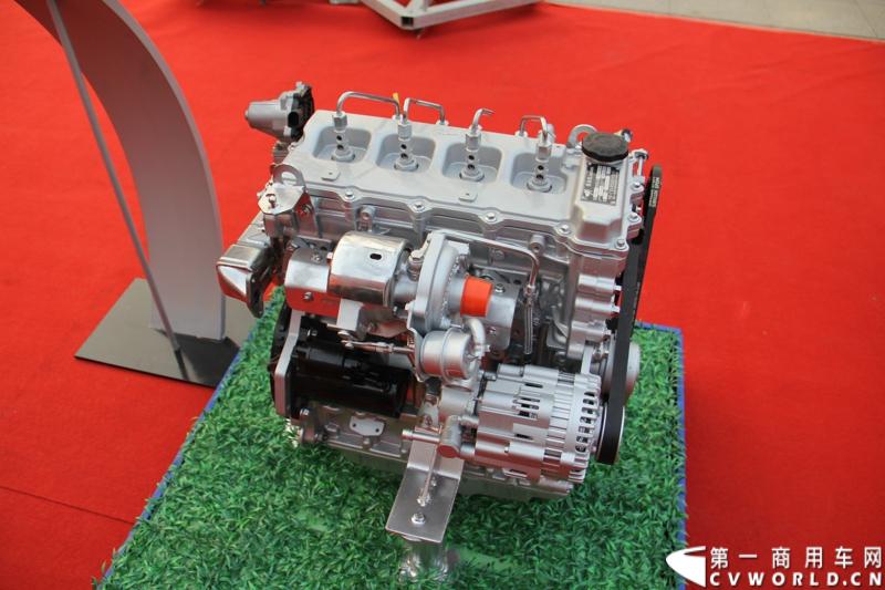 1月18日，玉柴在广西南宁举行2014年新产品发布会，发布了8款新产品，玉柴集团董事局主席晏平、玉柴股份总经理吴其伟，以及160多名来自全国各地的OEM厂家、主机配套厂家、玉柴船电经销商出席了发布会。图为玉柴YC4W小排量柴油国四发动机。