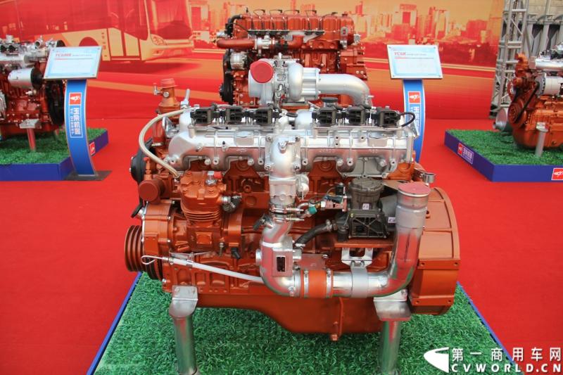 1月18日，玉柴在广西南宁举行2014年新产品发布会，发布了8款新产品，玉柴集团董事局主席晏平、玉柴股份总经理吴其伟，以及160多名来自全国各地的OEM厂家、主机配套厂家、玉柴船电经销商出席了发布会。图为玉柴YC6J系列国5天然气发动机。