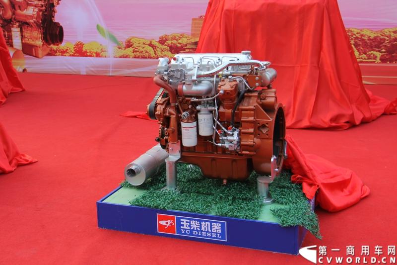 1月18日，玉柴在广西南宁举行2014年新产品发布会，发布了8款新产品，玉柴集团董事局主席晏平、玉柴股份总经理吴其伟，以及160多名来自全国各地的OEM厂家、主机配套厂家、玉柴船电经销商出席了发布会。图为玉柴YC4S150-48系列柴油机新品发布。