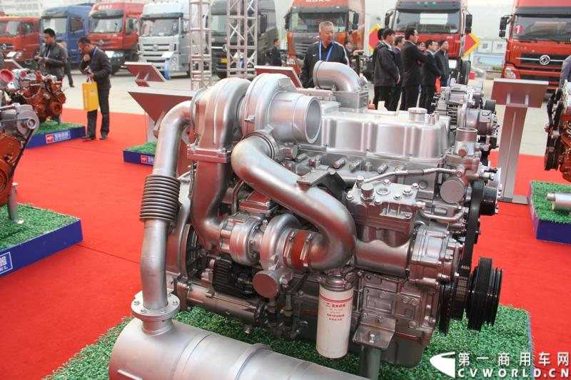 1月18日，玉柴在广西南宁举行2014年新产品发布会，发布了8款新产品，玉柴集团董事局主席晏平、玉柴股份总经理吴其伟，以及160多名来自全国各地的OEM厂家、主机配套厂家、玉柴船电经销商出席了发布会。图为玉柴YC6L-40系列两级增压发动机。