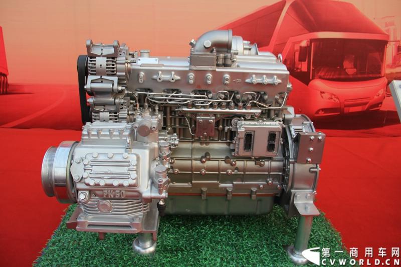 1月18日，玉柴在广西南宁举行2014年新产品发布会，发布了8款新产品，玉柴集团董事局主席晏平、玉柴股份总经理吴其伟，以及160多名来自全国各地的OEM厂家、主机配套厂家、玉柴船电经销商出席了发布会。图为玉柴YC6L-40系列两级增压发动机。