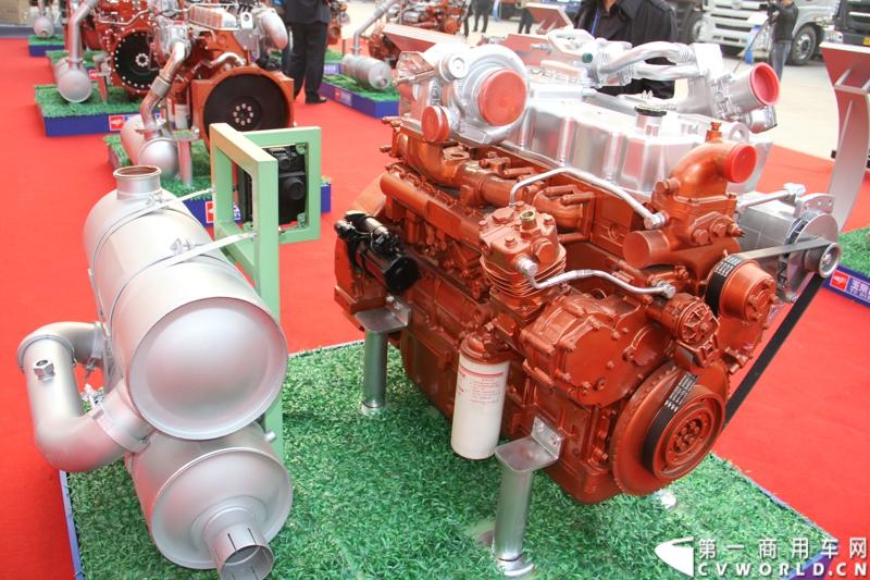 1月18日，玉柴在广西南宁举行2014年新产品发布会，发布了8款新产品，玉柴集团董事局主席晏平、玉柴股份总经理吴其伟，以及160多名来自全国各地的OEM厂家、主机配套厂家、玉柴船电经销商出席了发布会。图为玉柴YC6L330-60系列柴油发动机。