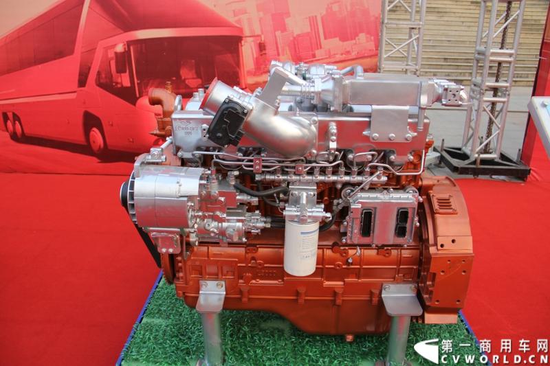 1月18日，玉柴在广西南宁举行2014年新产品发布会，发布了8款新产品，玉柴集团董事局主席晏平、玉柴股份总经理吴其伟，以及160多名来自全国各地的OEM厂家、主机配套厂家、玉柴船电经销商出席了发布会。图为玉柴YC6L330-60系列柴油发动机。