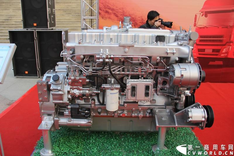 1月18日，玉柴在广西南宁举行2014年新产品发布会，发布了8款新产品，玉柴集团董事局主席晏平、玉柴股份总经理吴其伟，以及160多名来自全国各地的OEM厂家、主机配套厂家、玉柴船电经销商出席了发布会。图为玉柴YC6MK-40系列国四发动机。