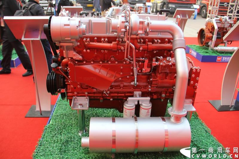 1月18日，玉柴在广西南宁举行2014年新产品发布会，发布了8款新产品，玉柴集团董事局主席晏平、玉柴股份总经理吴其伟，以及160多名来自全国各地的OEM厂家、主机配套厂家、玉柴船电经销商出席了发布会。图为玉柴YC6MK系列国5天然气发动机。