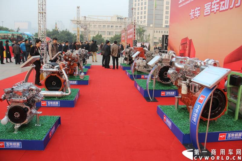 1月18日，玉柴在广西南宁举行2014年新产品发布会，发布了8款新产品，玉柴集团董事局主席晏平、玉柴股份总经理吴其伟，以及160多名来自全国各地的OEM厂家、主机配套厂家、玉柴船电经销商出席了发布会。图为玉柴发动机产品展示。