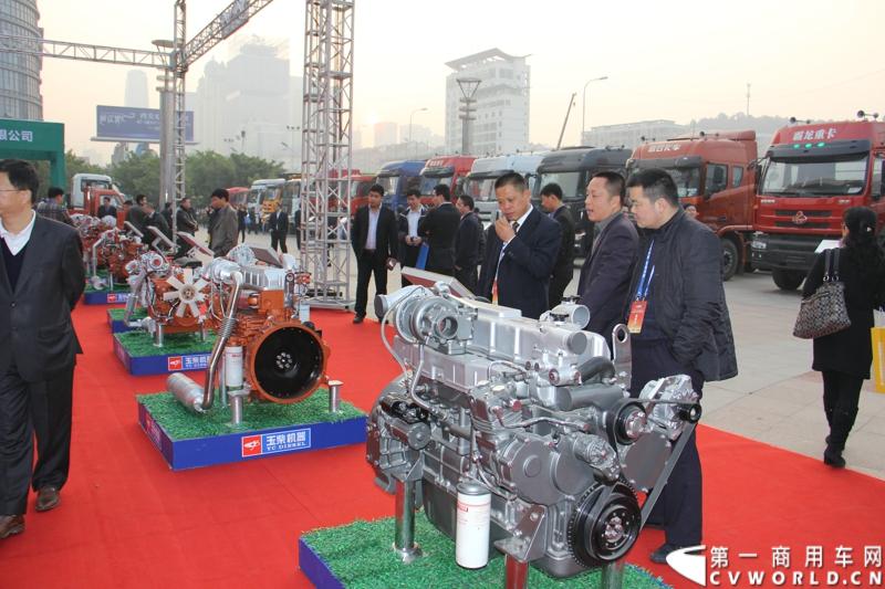 1月18日，玉柴在广西南宁举行2014年新产品发布会，发布了8款新产品，玉柴集团董事局主席晏平、玉柴股份总经理吴其伟，以及160多名来自全国各地的OEM厂家、主机配套厂家、玉柴船电经销商出席了发布会。图为玉柴发动机产品展示。