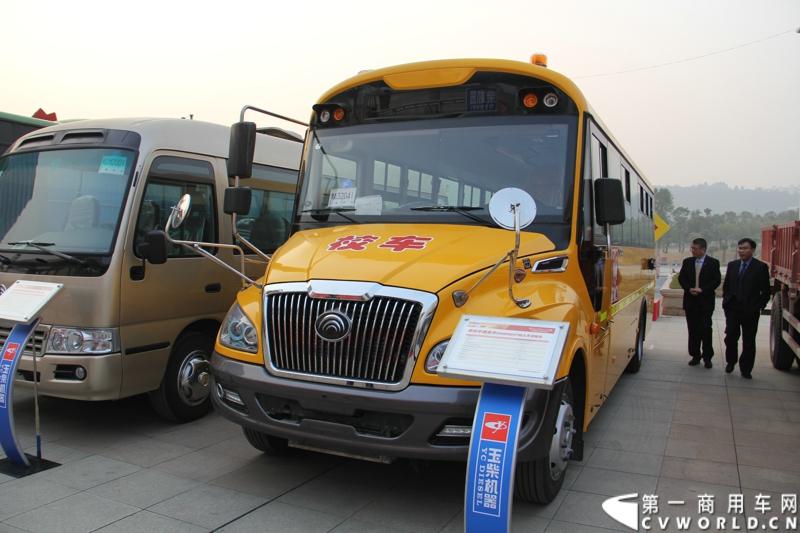 1月18日，玉柴在广西南宁举行2014年新产品发布会，发布了8款新产品，玉柴集团董事局主席晏平、玉柴股份总经理吴其伟，以及160多名来自全国各地的OEM厂家、主机配套厂家、玉柴船电经销商出席了发布会。图为搭载玉柴4S发动机的宇通客车ZK6809DX7幼儿专用校车。