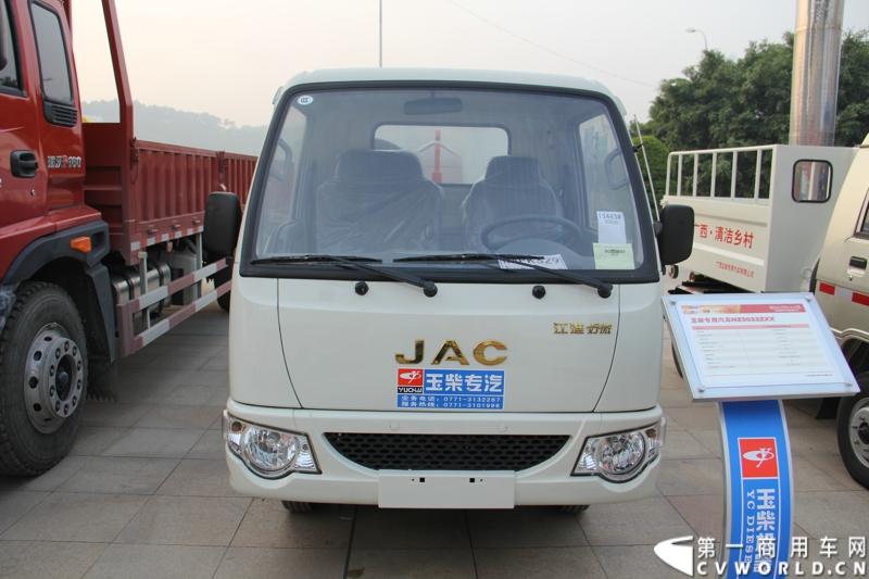 1月18日，玉柴在广西南宁举行2014年新产品发布会，发布了8款新产品，玉柴集团董事局主席晏平、玉柴股份总经理吴其伟，以及160多名来自全国各地的OEM厂家、主机配套厂家、玉柴船电经销商出席了发布会。图为搭载玉柴D4G1L-80发动机的玉柴专用汽车NZ5022ZXX车厢可卸式垃圾车。