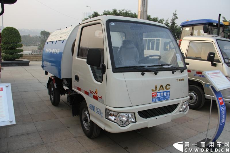 1月18日，玉柴在广西南宁举行2014年新产品发布会，发布了8款新产品，玉柴集团董事局主席晏平、玉柴股份总经理吴其伟，以及160多名来自全国各地的OEM厂家、主机配套厂家、玉柴船电经销商出席了发布会。图为搭载玉柴D4G1L-80发动机的玉柴专用汽车NZ5022ZXX车厢可卸式垃圾车。