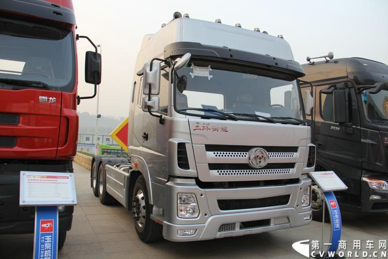 1月18日，玉柴在广西南宁举行2014年新产品发布会，发布了8款新产品，玉柴集团董事局主席晏平、玉柴股份总经理吴其伟，以及160多名来自全国各地的OEM厂家、主机配套厂家、玉柴船电经销商出席了发布会。图为搭载玉柴D4G1L-80发动机的玉柴专用汽车NZ5022ZXX车厢可卸式垃圾车。