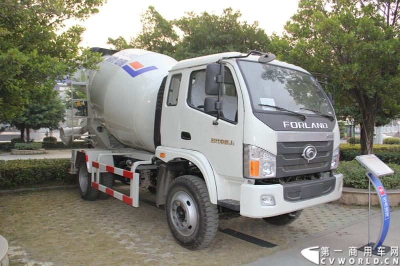 1月18日，玉柴在广西南宁举行2014年新产品发布会，发布了8款新产品，玉柴集团董事局主席晏平、玉柴股份总经理吴其伟，以及160多名来自全国各地的OEM厂家、主机配套厂家、玉柴船电经销商出席了发布会。图为搭载玉柴YC4D发动机的时代汽车搅拌车。