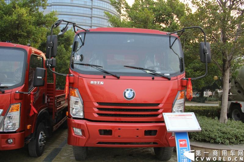 1月18日，玉柴在广西南宁举行2014年新产品发布会，发布了8款新产品，玉柴集团董事局主席晏平、玉柴股份总经理吴其伟，以及160多名来自全国各地的OEM厂家、主机配套厂家、玉柴船电经销商出席了发布会。图为搭载玉柴YC4E160-42发动机的成都王牌自卸车。