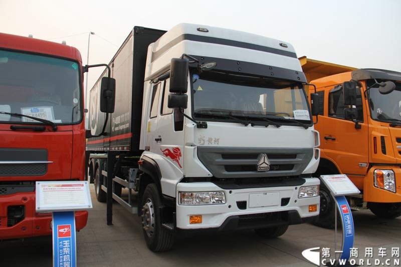 1月18日，玉柴在广西南宁举行2014年新产品发布会，发布了8款新产品，玉柴集团董事局主席晏平、玉柴股份总经理吴其伟，以及160多名来自全国各地的OEM厂家、主机配套厂家、玉柴船电经销商出席了发布会。图为搭载玉柴YC6A260-46发动机的中国重汽新黄河载货车。