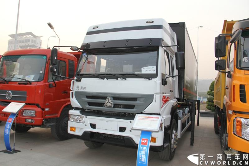 1月18日，玉柴在广西南宁举行2014年新产品发布会，发布了8款新产品，玉柴集团董事局主席晏平、玉柴股份总经理吴其伟，以及160多名来自全国各地的OEM厂家、主机配套厂家、玉柴船电经销商出席了发布会。图为搭载玉柴YC6A260-46发动机的中国重汽新黄河载货车。