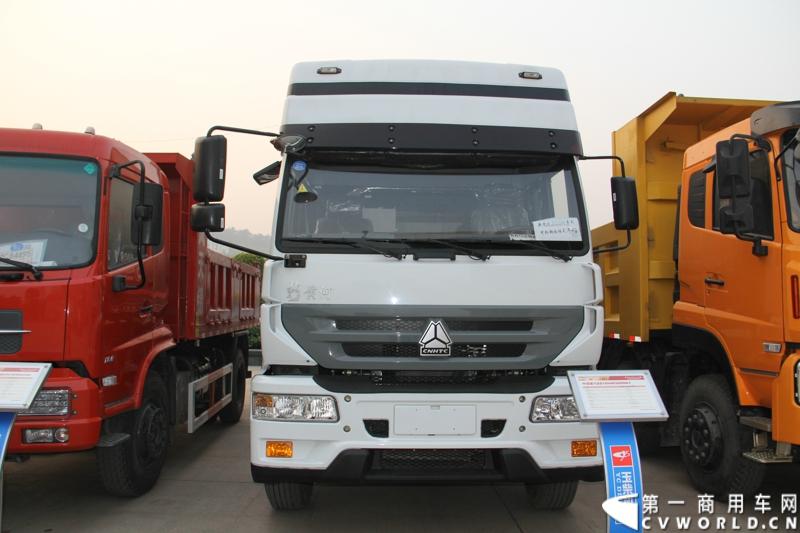 1月18日，玉柴在广西南宁举行2014年新产品发布会，发布了8款新产品，玉柴集团董事局主席晏平、玉柴股份总经理吴其伟，以及160多名来自全国各地的OEM厂家、主机配套厂家、玉柴船电经销商出席了发布会。图为搭载玉柴YC6A260-46发动机的中国重汽新黄河载货车。