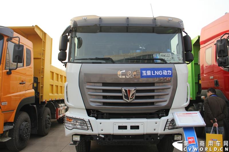 1月18日，玉柴在广西南宁举行2014年新产品发布会，发布了8款新产品，玉柴集团董事局主席晏平、玉柴股份总经理吴其伟，以及160多名来自全国各地的OEM厂家、主机配套厂家、玉柴船电经销商出席了发布会。图为搭载玉柴YC6K LNG发动机的联合卡车渣土车SQR3252N6T4。