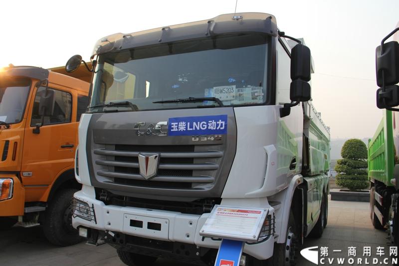 1月18日，玉柴在广西南宁举行2014年新产品发布会，发布了8款新产品，玉柴集团董事局主席晏平、玉柴股份总经理吴其伟，以及160多名来自全国各地的OEM厂家、主机配套厂家、玉柴船电经销商出席了发布会。图为搭载玉柴YC6K LNG发动机的联合卡车渣土车SQR3252N6T4。