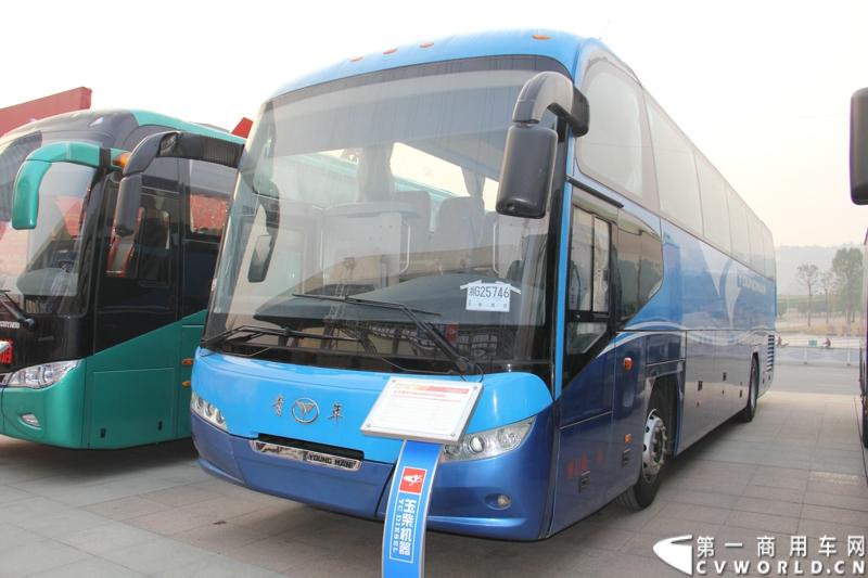 1月18日，玉柴在广西南宁举行2014年新产品发布会，发布了8款新产品，玉柴集团董事局主席晏平、玉柴股份总经理吴其伟，以及160多名来自全国各地的OEM厂家、主机配套厂家、玉柴船电经销商出席了发布会。图为搭载玉柴YC6MK340-40发动机的青年客车JNP6126BM。