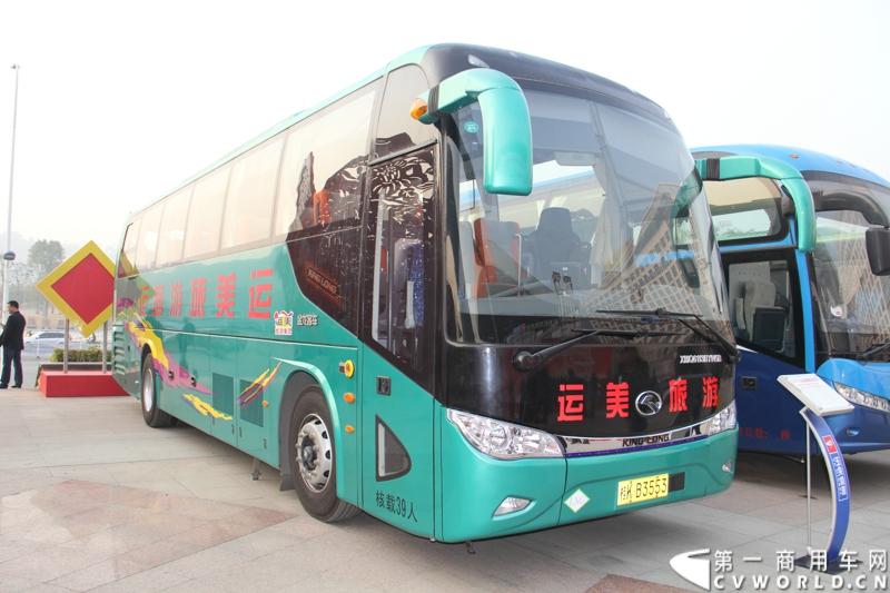 1月18日，玉柴在广西南宁举行2014年新产品发布会，发布了8款新产品，玉柴集团董事局主席晏平、玉柴股份总经理吴其伟，以及160多名来自全国各地的OEM厂家、主机配套厂家、玉柴船电经销商出席了发布会。图为搭载玉柴YC6MK发动机的大金龙XMQ6113BYN5B。